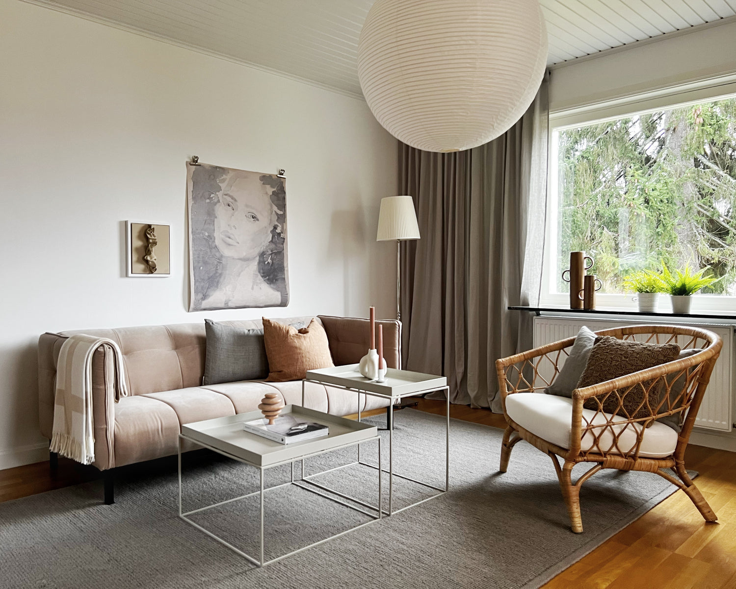 vardagsrum med helmöblering. Fåtölj i rotting från IKEA. HAY soffbord. Neutral och elegant inredning. Möbler från IKEA, Himla, Jotex.