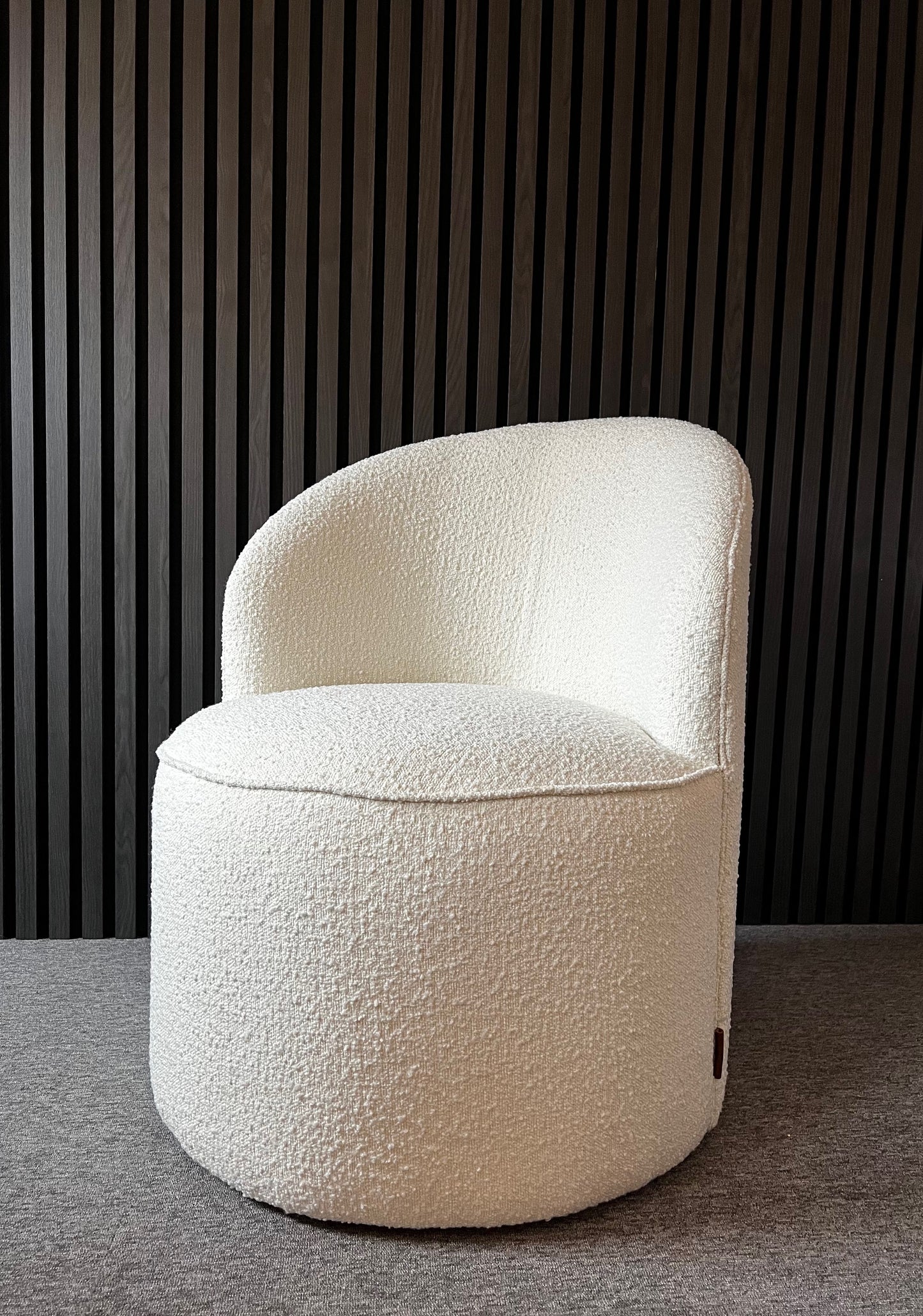 Cozy Living´s Stol Effie är klädd i ett högkvalitativt bouclé tyg vilket ger loungestolen sin unika struktur och sköna yta. Välj mellan enfärgad elegans eller den moderiktigt randiga. Färg: White Mått: B66 D67,5 H82,5 cm Sitthöjd: 46 cm Sittdjup: 52 cm Stoppning: Polyuretanskum Martindale: 79000