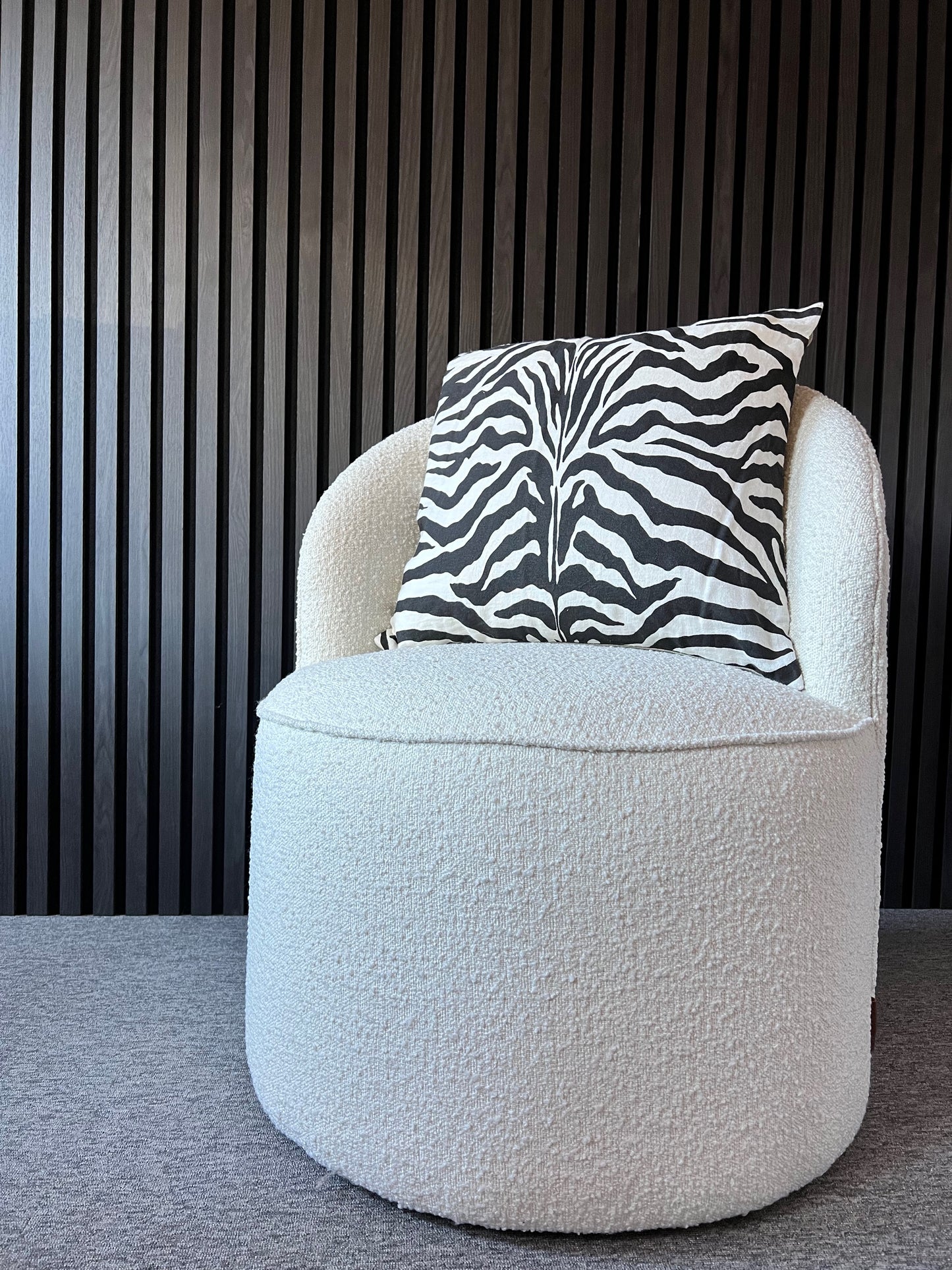 Zebra är ett snyggt kuddfodral från Day Home. Fodralet är sytt i en härlig blandning av 50% linne och 50% bomull med ett tryckt zebramönster. Hela kuddfodralet går i vitt och svart.