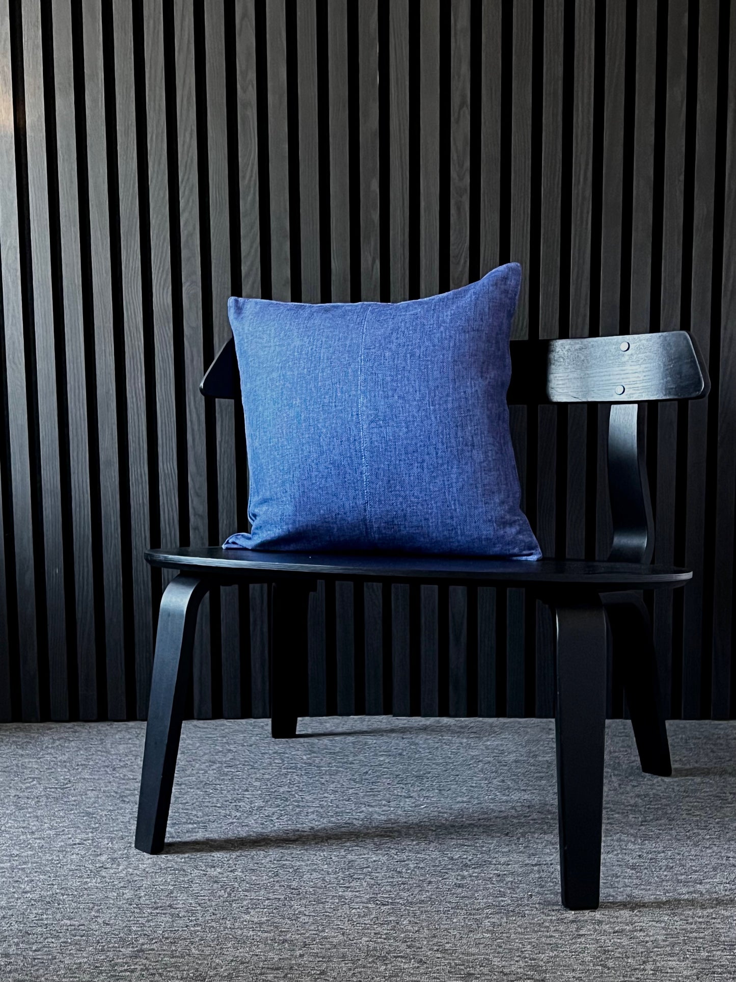Ett vackert blått kuddfodral från Ceannis med en dekorativ söm i mitten. Överdraget har en blå tidlös design för alla hem och stilar och en dold dragkedja på baksidan.