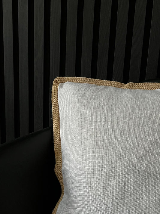 Vit, vävd prydnadskudde med fina dekorationer längst kanterna. Bohemsk stil som skapar en avslappnad och inbjudande känsla.