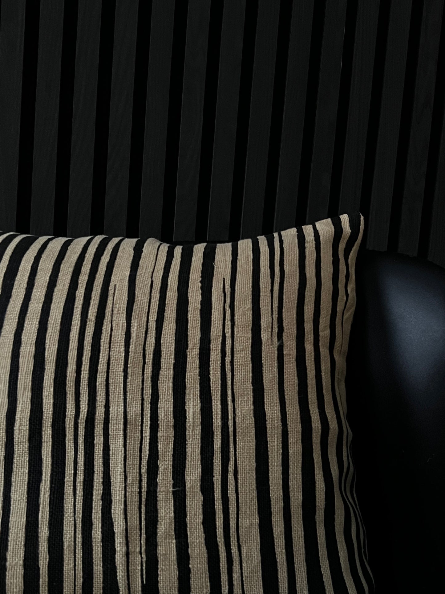 Ett vackert kuddfodral i 100% linne från Chhatwal & Jonsson. Kuddfodralet har asymmetriska ränder och en rustik struktur som man med lätthet kan piffa till soffan, fåtöljen eller stolen med. Kudden är beige och svart.