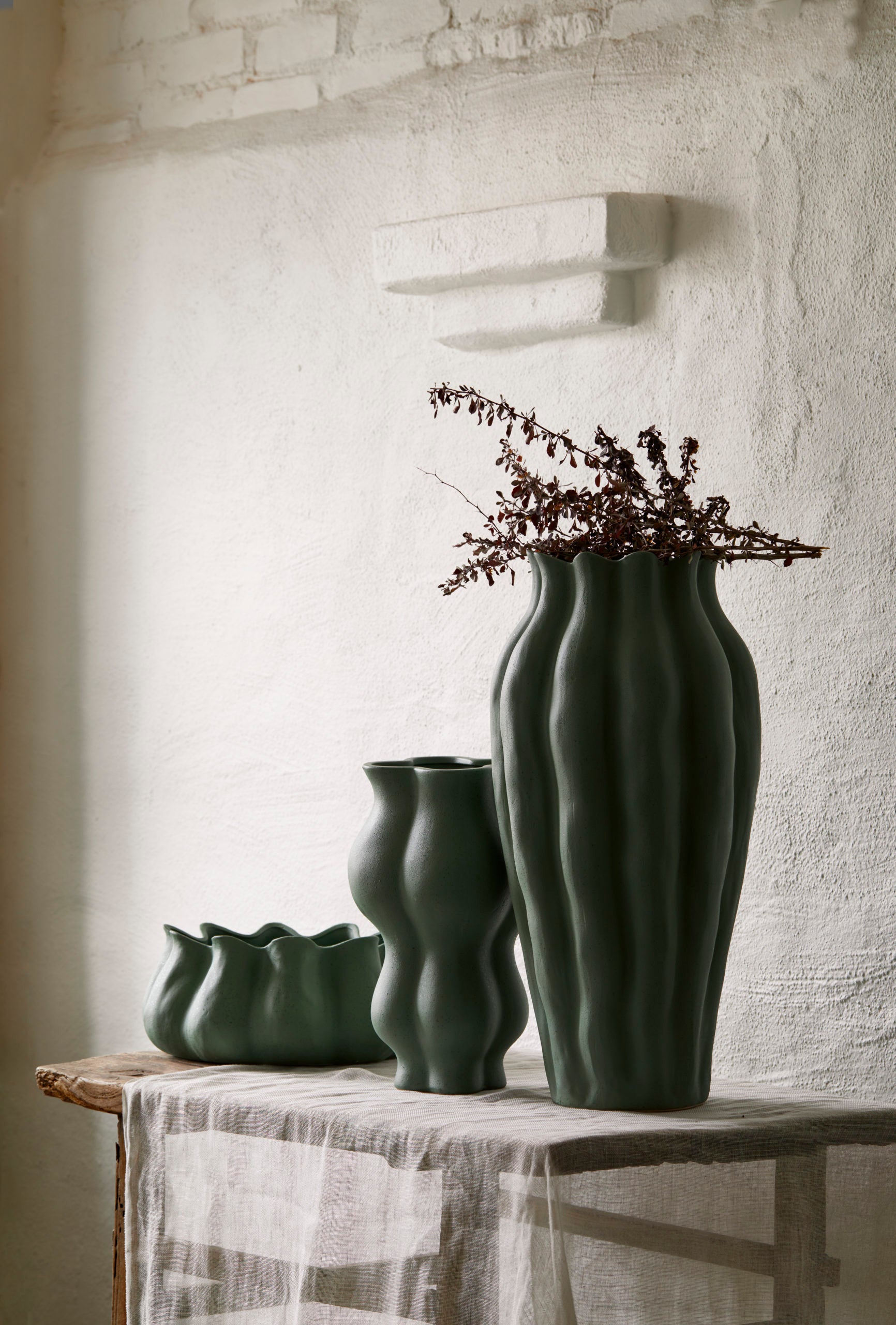 Denna stora urna/vas i stengods har en härlig skulpturell form och en jadegrön färg inspirerad av gammalt kinesiskt keramik. Höjd 62cm och omkrets 31cm. Från det danska inredningsföretaget Day home.