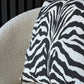 Zebra är ett snyggt kuddfodral från Day Home. Fodralet är sytt i en härlig blandning av 50% linne och 50% bomull med ett tryckt zebramönster. Hela kuddfodralet går i vitt och svart.