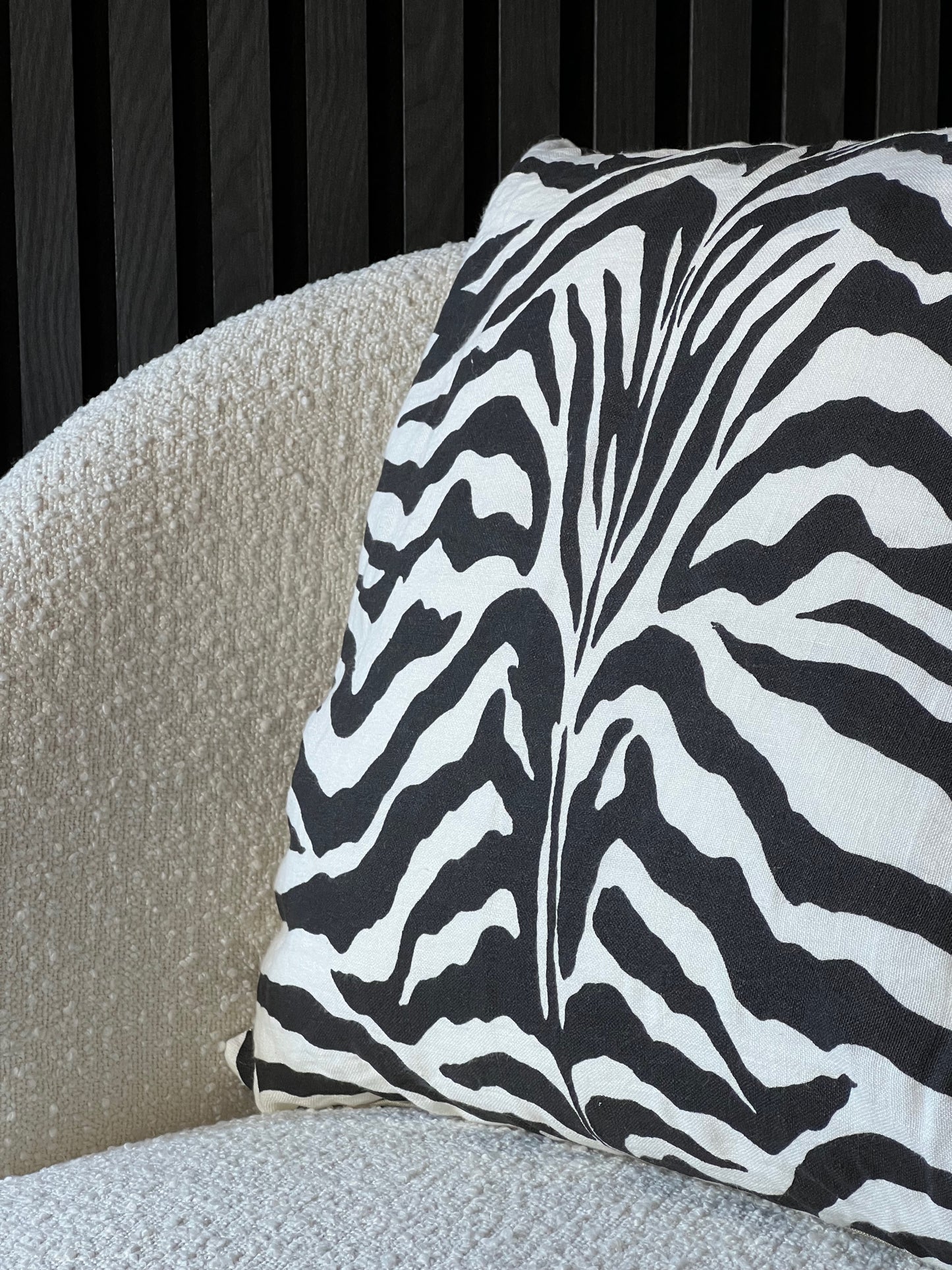 Zebra är ett snyggt kuddfodral från Day Home. Fodralet är sytt i en härlig blandning av 50% linne och 50% bomull med ett tryckt zebramönster. Hela kuddfodralet går i vitt och svart.