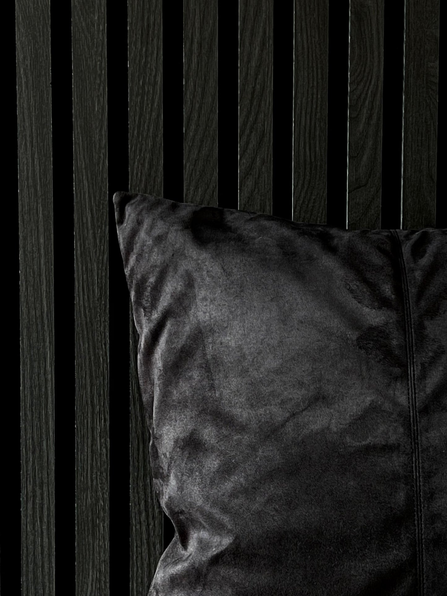 Ett stilrent svart kuddfodral från Ceannis Sweden i mockaimitation med dekorativ söm och gömd dragkedja. Kudden kan med lätthet lyfta din inredning och bidra med en exklusiv känsla.