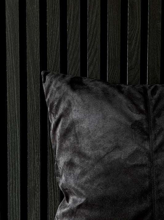 Ett stilrent svart kuddfodral från Ceannis Sweden i mockaimitation med dekorativ söm och gömd dragkedja. Kudden kan med lätthet lyfta din inredning och bidra med en exklusiv känsla.