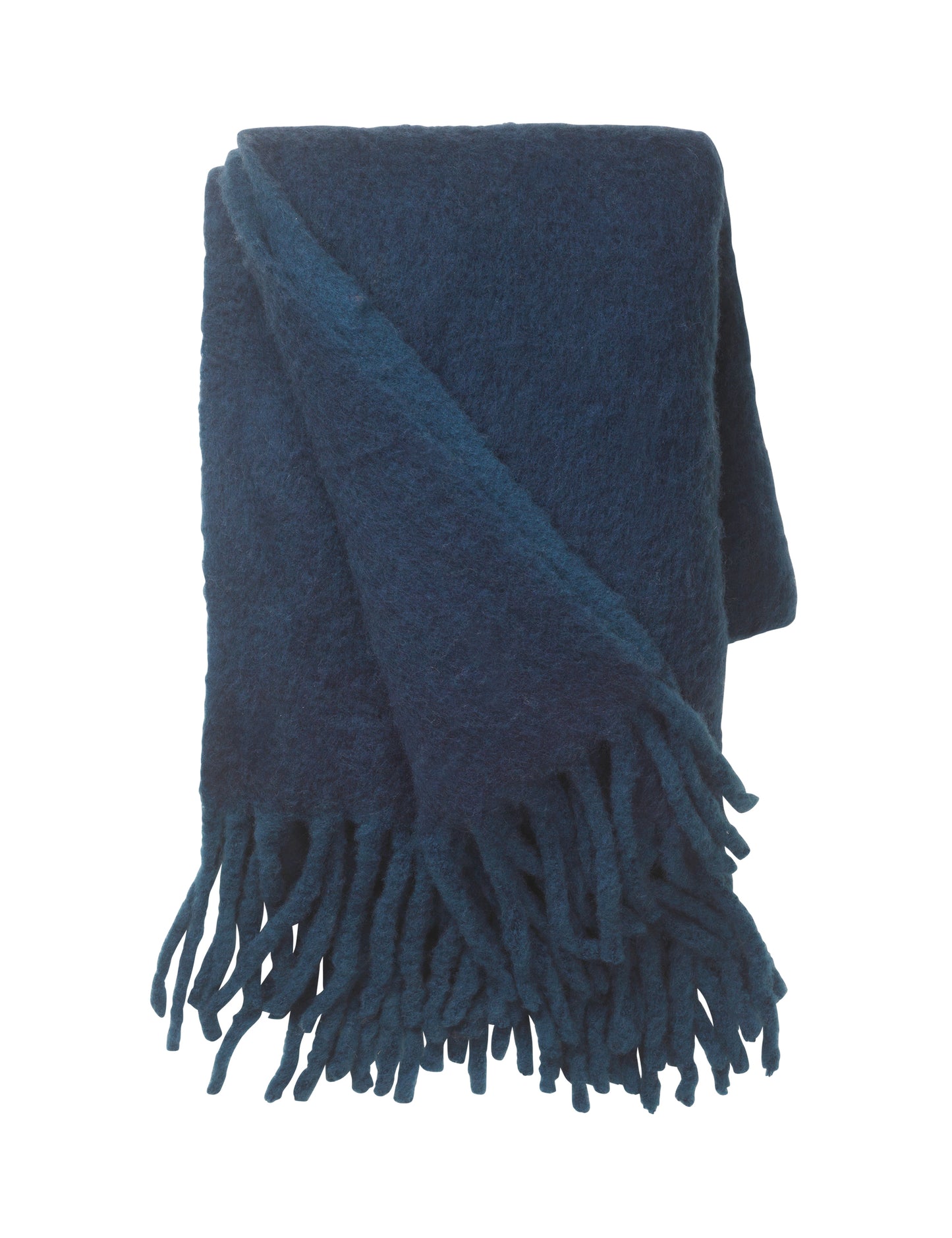 Pläden Mathea från Cozy Living i blå har en tjock och mjuk känsla. Perfekt för kyliga kvällar och är detaljen som sätter den perfekta touchen i soffan eller på sängen. Den mysiga pläden är i en mörkblå ullblandning med alpacka.